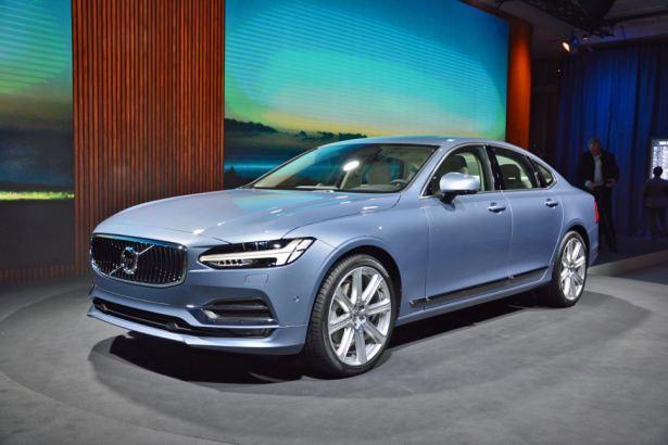 <p><strong>VOLVO S90</strong><br />
<br />
İsveçli markanın 1998 yılından bu yana kullanmadığı S90 ismi, yeniden karşımıza çıkıyor. S80'in yerini alan otomobil, 5 metreye yaklaşan uzunluğu, sahip olduğu konfor ve güvenlik donanımlarıyla orta üst ve üst sınıf arasına konumlandırılabilir. XC90'la aynı platformun kullanıldığı S90'ın motor seçenekleri de XC90'la paralel ve tamamı 4 silindirli ünitelerden oluşuyor.</p>