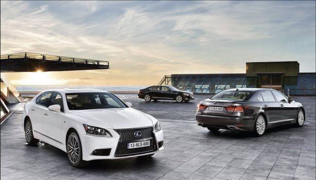 <p><strong>LEXUS LS ve GS SERİSİ</strong><br />
Japon markanın 1989 yılında başlayan hikayesinin ilk modeli olan LS Serisi bugün dördüncü nesliyle yollarda. Audi A8, BMW 7 Serisi, Mercedes S Serisi ve Jaguar XJ gibi Avrupalı üst sınıf otomobillerle mücadele edecek olan LS Serisi'nde atmosferik V8 ve hibrit V8 motor seçenekleri sunulurken, hibrit versiyon LS 600h'de standart olan 4 tekerlekten çekiş, LS 460'ta opsiyonel.</p>