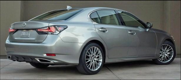 <p><strong>LEXUS LS ve GS SERİSİ</strong><br />
Japon markanın 1989 yılında başlayan hikayesinin ilk modeli olan LS Serisi bugün dördüncü nesliyle yollarda. Audi A8, BMW 7 Serisi, Mercedes S Serisi ve Jaguar XJ gibi Avrupalı üst sınıf otomobillerle mücadele edecek olan LS Serisi'nde atmosferik V8 ve hibrit V8 motor seçenekleri sunulurken, hibrit versiyon LS 600h'de standart olan 4 tekerlekten çekiş, LS 460'ta opsiyonel.</p>