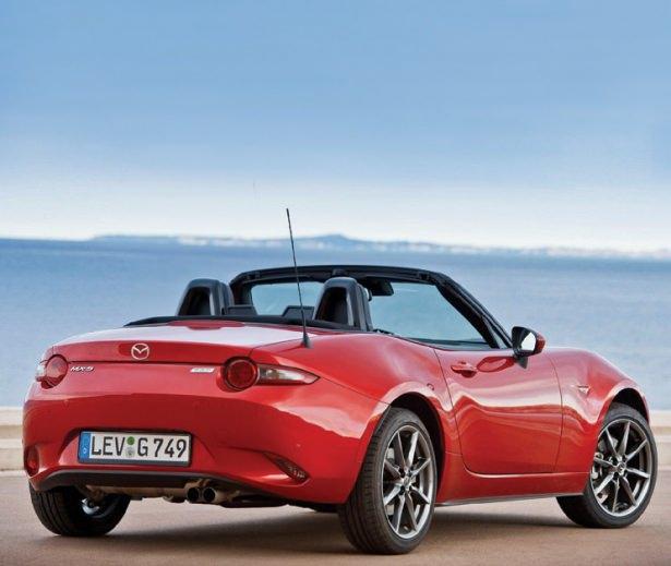 <p><strong>MAZDA MX-5</strong><br />
Kült roadster, bahar aylarında Türkiye'de. Dördüncü nesliyle yollara çıkan MX-5'te 120 HP gücündeki 1,5 lt'lik benzinli atmosferik motor görev yapıyor.</p>
