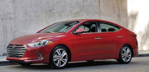 <p><strong>HYUNDAI ELANTRA</strong><br />
Güncel neslin ana tasarımının evrimleşmiş haliyle şekillenen yeni Elantra Mart ayında Türkiye'de satışa sunuluyor. 1,4 lt'lik benzinli turbo motor, geliştirilmiş multimedya özellikleri ve mukavemeti arttırılmış şasi, otomobilin yenilikleri arasında yer alıyor.</p>