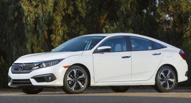 <p><strong>HONDA CIVIC SEDAN</strong><br />
Yılın son çeyreğinde satışa sunulacak olan yeni Civic Sedan, özellikle tasarım anlamında, iki önceki neslin başardığı kırılmayı bile gölgede bırakabilecek kadar iddialı görünen bir otomobil. 1,5 lt'lik benzinli turbonun yanında 1,6 lt'lik dizel motor da otomobilde görev yapacak.</p>