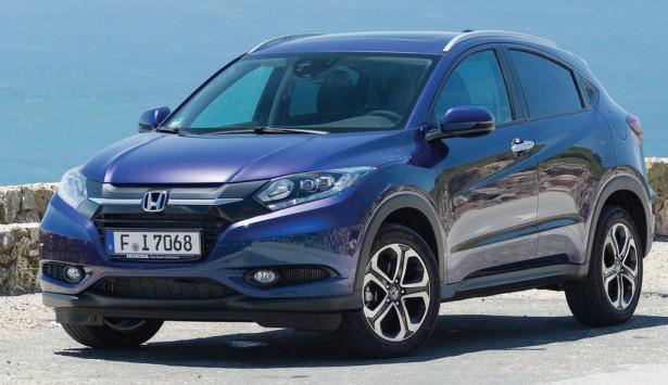 <p><strong>HONDA HR-V</strong><br />
1,5 lt benzinli ve 1,6 lt'lik dizel motorların görev yaptığı HR-V'de otomatik şanzıman sadece benzinli versiyonda mevcut. Yılın ikinci çeyreğinde satışa sunulacak olan otomobilin arka koltukları Jazz'daki gibi değişken.</p>