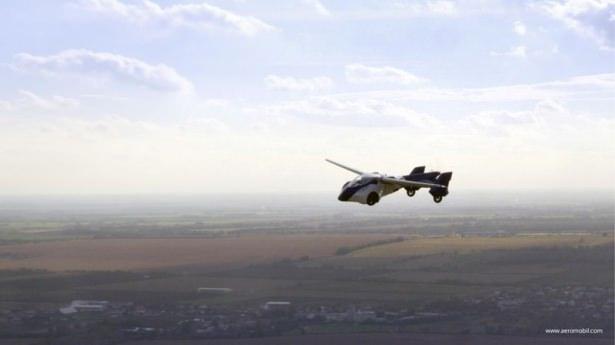 <p>Dolu deposu ile karada 850, havada 700 kilometre yol kat edebilen uçan otomobil, havada saatte 200, karada 160 kilometre hız yapıyor.</p>
