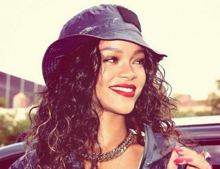 <p>Dünyaca ünlü şarkıcı Rihanna 75 milyon dolarlık kazancıyla dördüncü,</p>