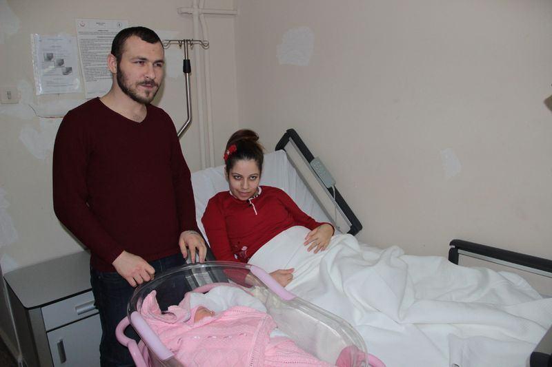 <p>İstanbul'da yeni yılın ilk bebeği Esra Erva bebek, dinyaya geldi.</p>