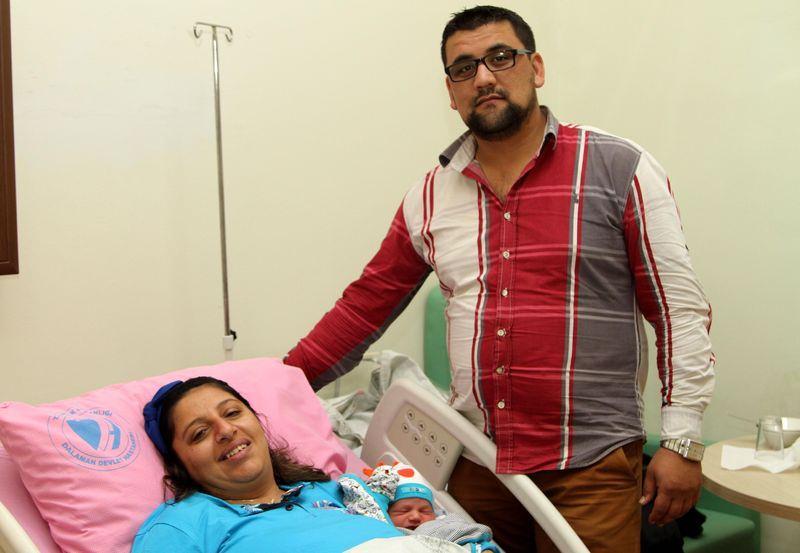 <p>Yeni yılın ilk dakikalarında Dalaman Devlet Hastanesinde gerçekleştirilen doğum ile Sekan- Semiha çiftinin ikinci çocukları dünyaya geldi. </p>