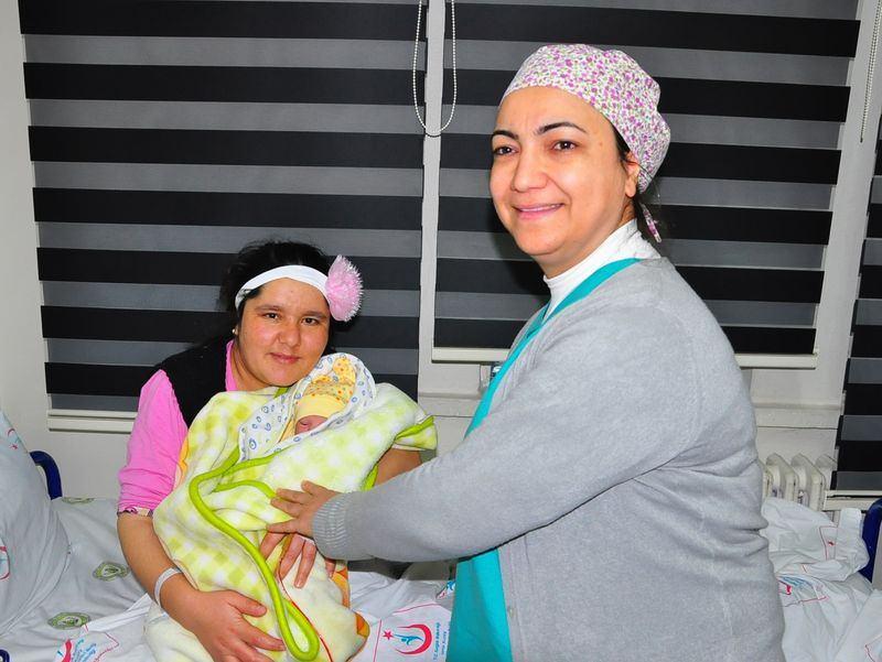 <p>Manisa'da 2016'nın ilk bebeği dünyaya geldi.</p>