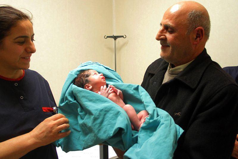 <p>Elazığ'da 2016 yılının ilk bebeği saat 00.01'de Elazığ Medical Park Hastanesinde sezaryenle gerçekleşen doğumla dünyaya geldi. </p>