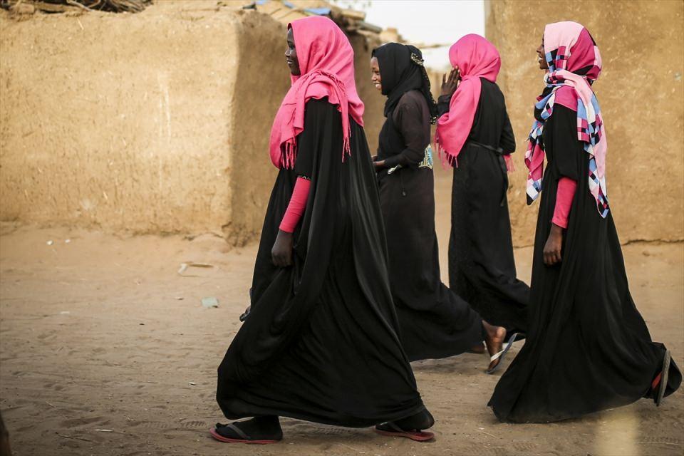 <p>Sudan'ın batısındaki Darfur eyaletinde iç savaş nedeniyle evlerini terk eden on binlerce Sudanlı, El-Fashir kentinin kuzeyinde yer alan ve 2004 yılında kurulan Abu Shouk Kampı'nda günlük yaşamlarını sürdürüyor. </p>
