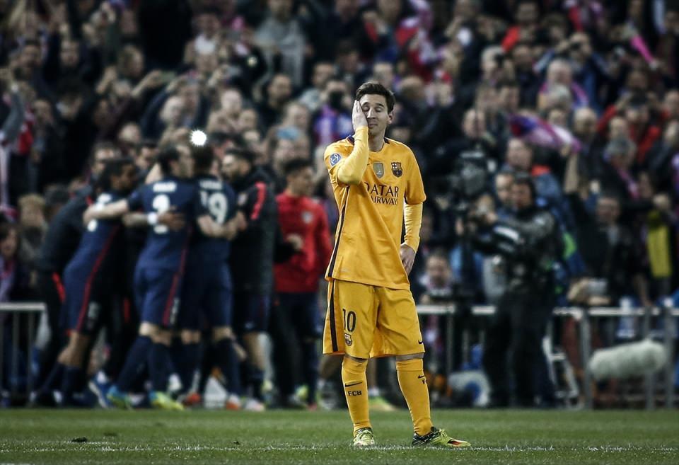 <p>UEFA Şampiyonlar Ligi çeyrek finalinde Atletico Madrid, Vicente Calderon Stadı'nda Barcelona ile karşılaştı. Maç sonunda Barcelona oyuncusu Lionel Messi üzüntü yaşadı. </p>
