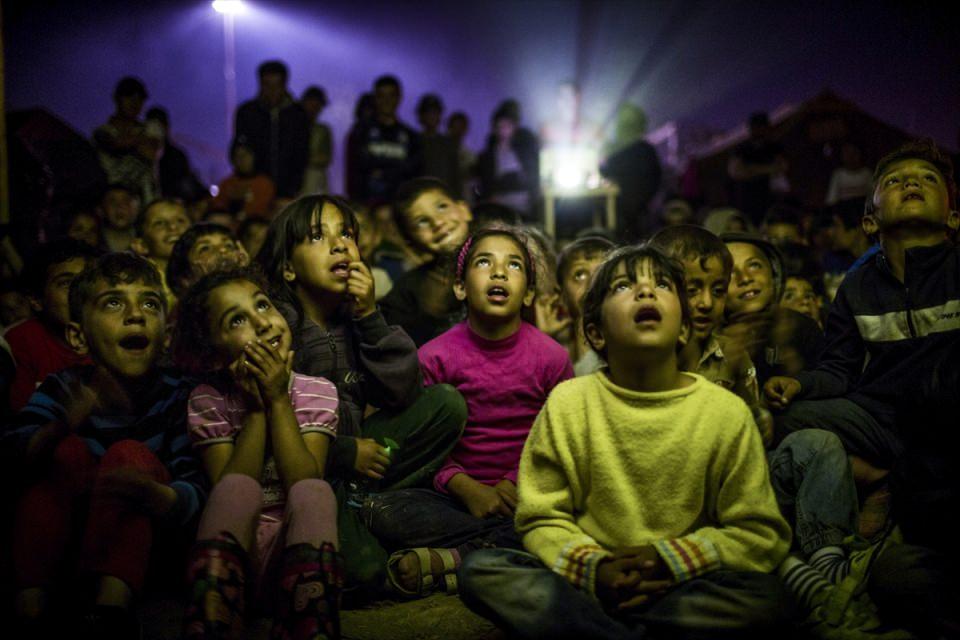 <p>Daha iyi bir yaşam umuduyla Batı Avrupa ülkelerine ulaşmanın hayalini kuran sığınmacıların geldiği Yunanistan'ın Makedonya sınırındaki İdomeni kasabasında bulunan kampta çocuklar için film izleme etkinliği düzenlendi. </p>