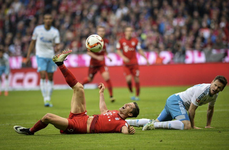 <p>Almanya Birinci Futbol Ligi (Bundesliga) maçında Bayern Munich ile Schalke 04, Münih'deki Allianz Arena'da karşılaştı. Bir pozisyonda Bayern Munich takımından Robert Lewandowski (solda) rakibiyle mücadele etti. </p>

