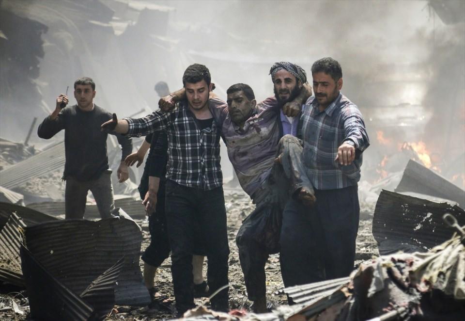 <p>Suriye ordusuna ait savaş uçağı, İdlib'in Maret el Numan ilçesindeki pazar yerine saldırı düzenledi. Düzenlenen hava saldırısında pazar yerinde bulunan sivil vatandaşlar hayatını kaybederken, çok sayıda kişi yaralandı.</p>
