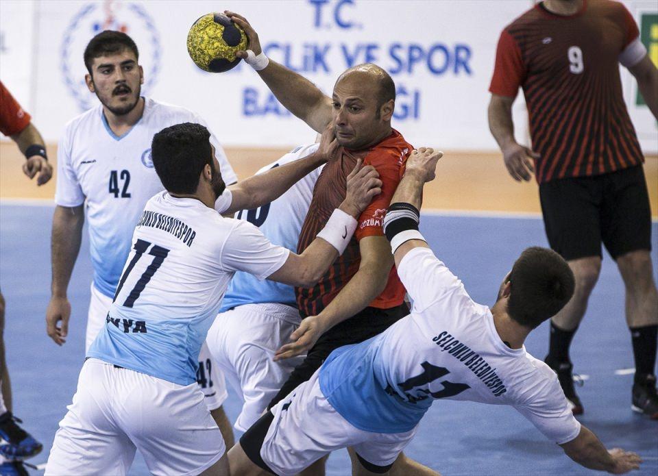 <p>Hentbol Erkekler 1. Lig play-off maçında Selçuklu Belediyespor ile Yozgat Bozokspor takımları Ankara THF Salonun'da karşılaştı. </p>
