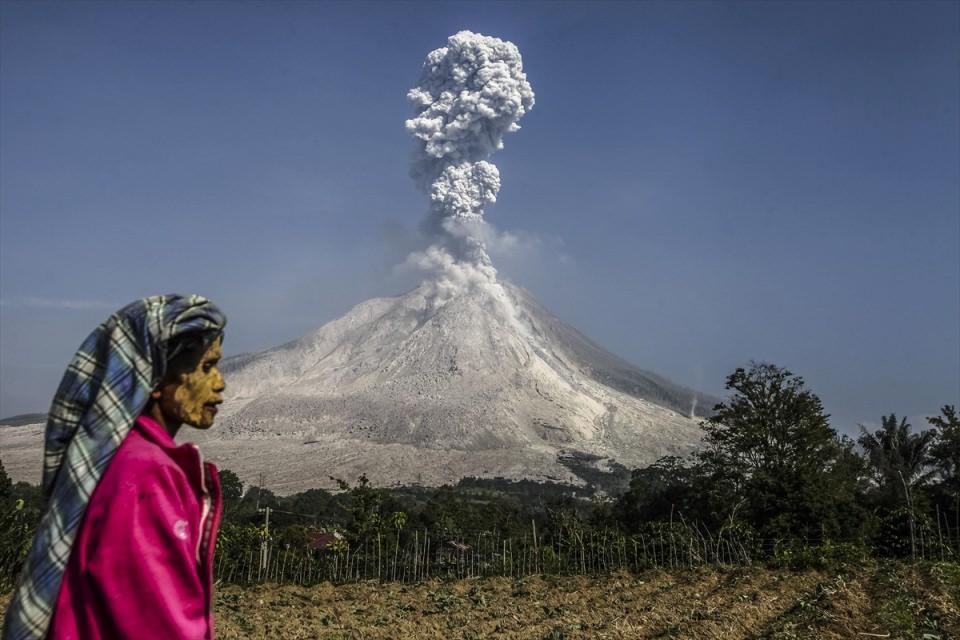 <p>2010 yılında tekrar aktif hale gelen Endonezya'nın Sumatra Adası'nda bulunan Sinabung Yanardağı volkanik aktivitesine devam etti. Sinabung Yanardağı'nda gerçekleşen patlama sonucu oluşan kül bulutu, Kuzey Sumatra'nın Karo şehrine bağlı Kuta Tengah köyünden görüldü. </p>