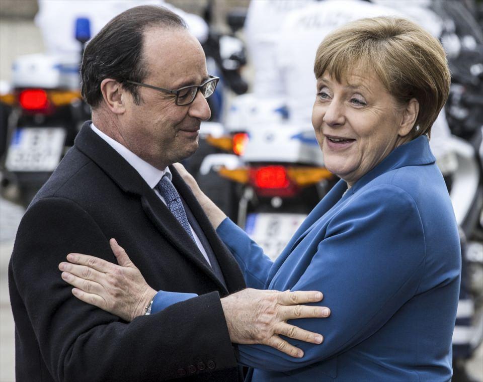 <p>Almanya Başbakanı Angela Merkel (sağda), Almanya'nın Hannover kentinde bulunan Schloss Herrenhausen Sarayı'nda, ABD Başkanı ve Avrupa liderlerinin bir araya geldiği toplantıya katılmak için gelen Fransa Cumhurbaşkanı François Hollande'yi (solda) kapıda karşıladı.</p>
