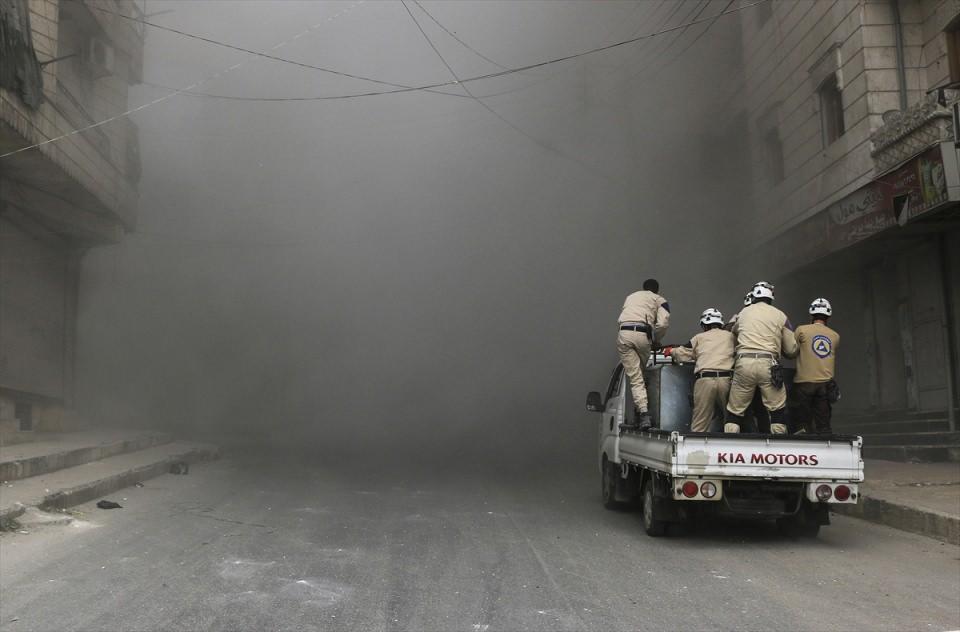 <p>Suriye ordusuna ait savaş uçağı Halep'in Bustan el Kasr semtinde yerleşim yerine saldırdı. Saldırının gerçekleştiği bölgeye, sivil savunma ekipleri intikal etti.</p>
