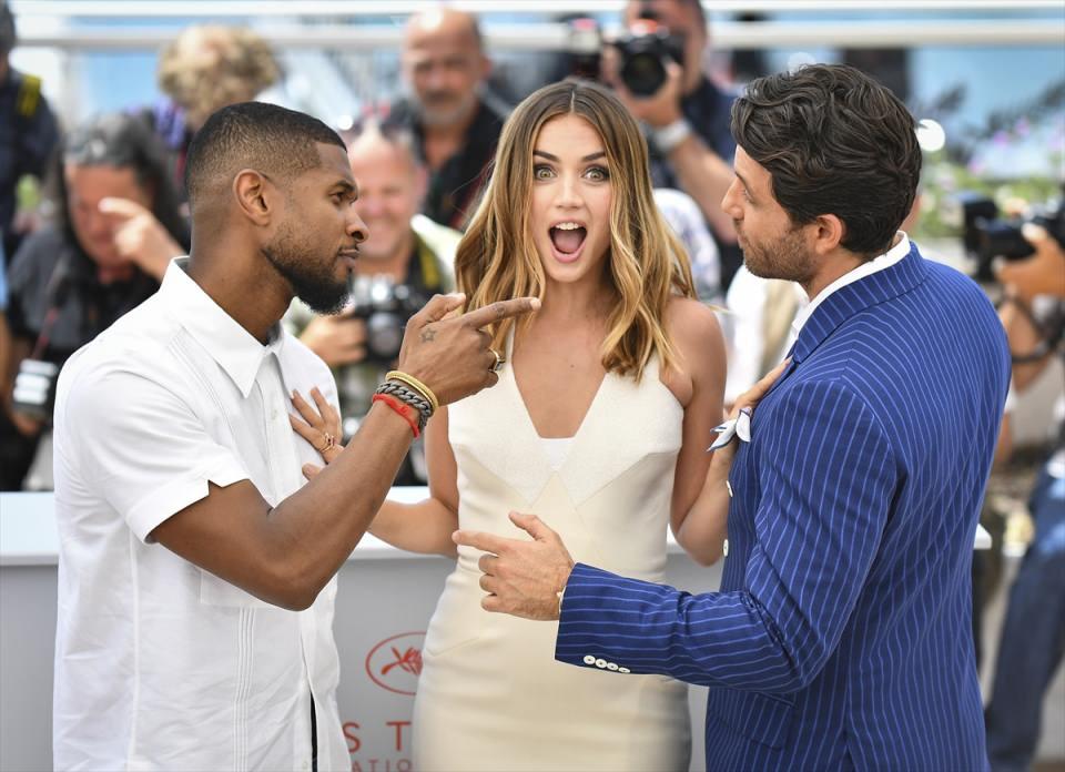 <p>69. Cannes Film Festivali'nde gösterimi yapılacak olan 'Hands of Stone' için düzenlenen photocall sırasında aktör Edgar Ramirez (sağ), aktris Ana De Armas ile aktör ve şarkıcı Usher Raymond IV (sol) poz verdi. </p>