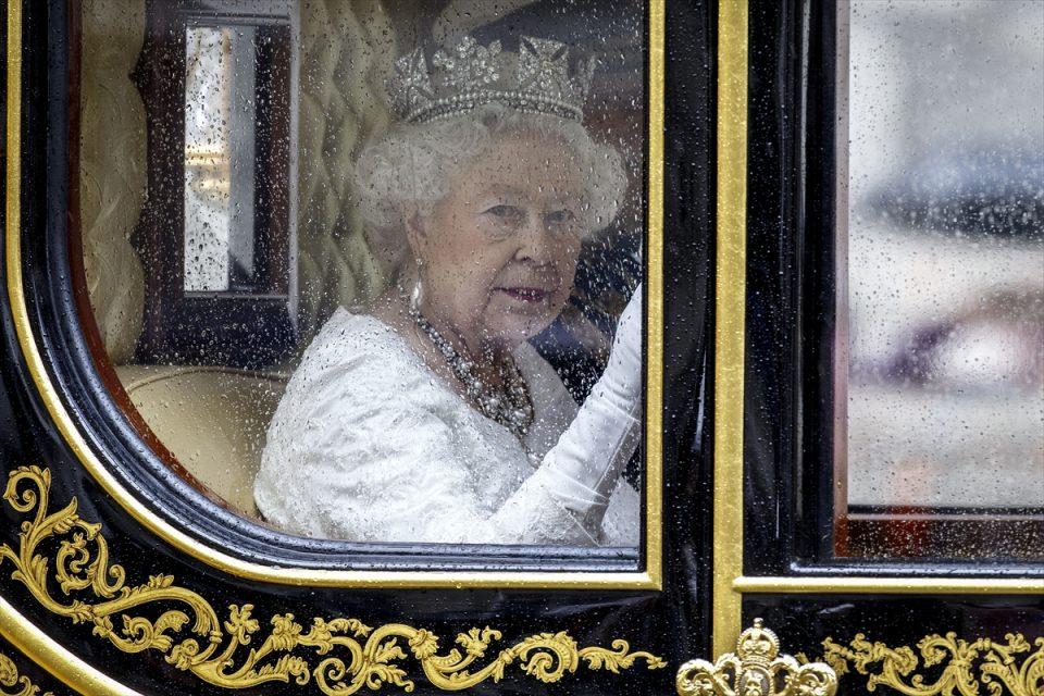 <p>İngiltere Kraliçesi 2. Elizabeth, İngiliz parlamentosunun yeni yasama yılının açılışına katılmak üzere Buckingham Sarayı'ndan atlı arabanın içinde ve Kraliyet atlıları eşliğinde eşi Edinburgh Dükü Philip ile birlikte, Westminster'daki tarihi parlamento binasına gitti. </p>
