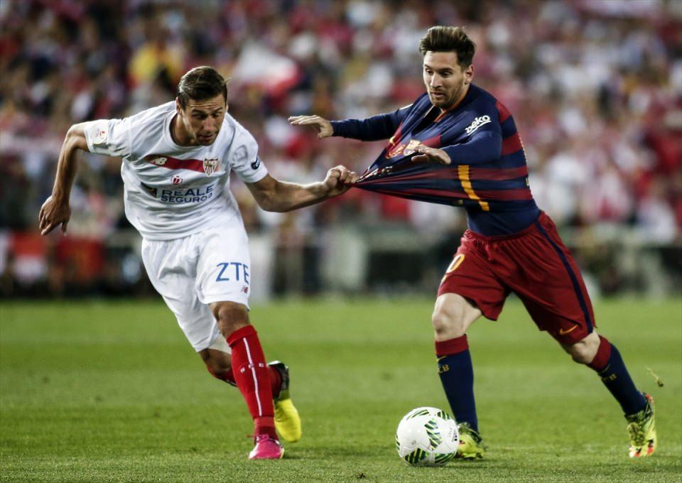 <p>İspanya 2015-2016 Kral Kupası finalinde Barcelona ve Sevilla takımları Madrid’deki Vicente Calderon Stadı'nda karşı karşıya geldi. Karşılaşmada, Barcelona takımının futbolcusu Lionel Messi (sağda), rakibi Grzegorz Krychowiak ile mücadele etti. </p>