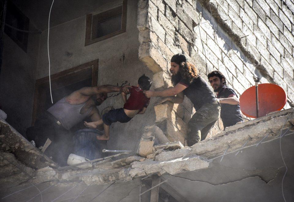 <p>Suriye ordusuna ait bir helikopter, Halep'te muhaliflerin denetimindeki Meşhed semtine varil bombasıyla saldırı düzenledi. Saldırıda yaralanan Suriyeli bir çocuk, sivil savunma ekipleri ve çevrede bulunan vatandaşlar tarafından hasar gören binadan uzaklaştırıldı. </p>