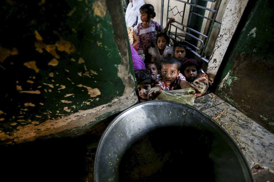 <p>Pakistan'ın başkenti İslamabad'da Pakistanlı çocuklar Bari İmam türbesinde dağıtılan yemeklerle iftarlarını açtı. </p>