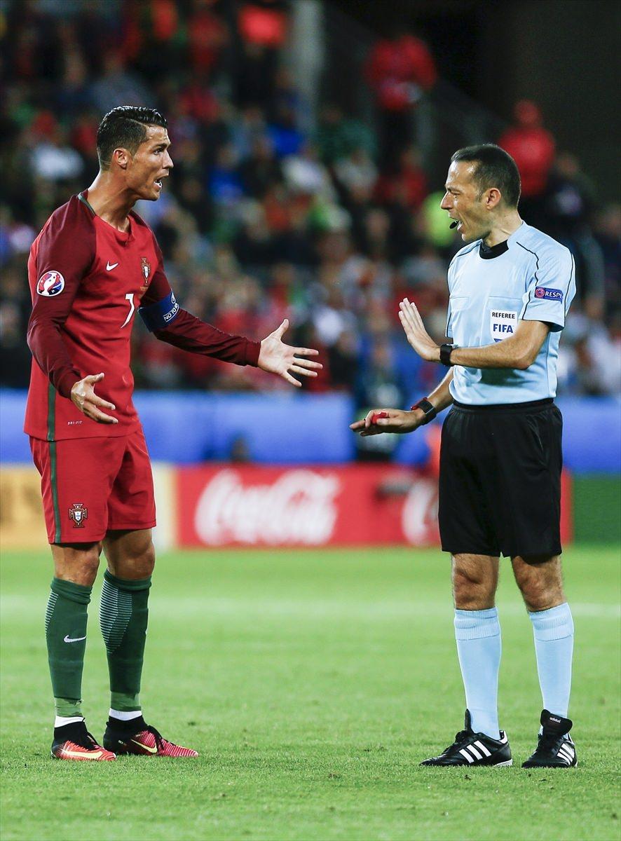 <p>2016 Avrupa Futbol Şampiyonası (EURO 2016) F Grubu'nda Portekiz ve İzlanda, Saint - Etienne'deki Stat Geoffroy Guichard'de karşılaştı. Portekiz Milli Takımı oyuncusu Cristiano Ronaldo (solda) hakem Cüneyt Çakır'a (sağda) itiraz etti. </p>
