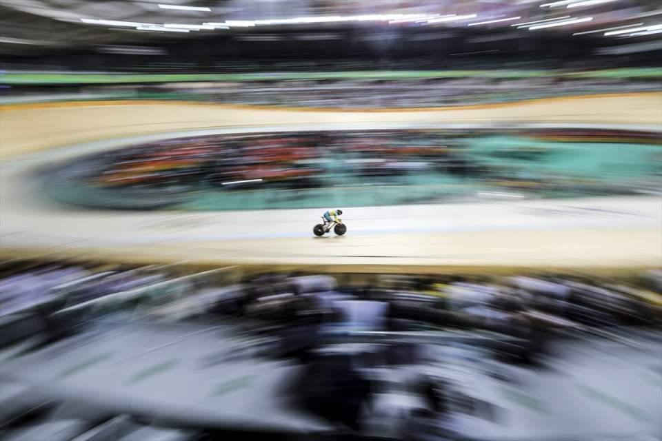 <p>Brezilya'nın Rio De Janeiro kentinde düzenlenen 2016 Yaz Olimpiyat Oyunlarında salon bisikleti erkekler omnium sprintte elemeler yapıldı.</p>