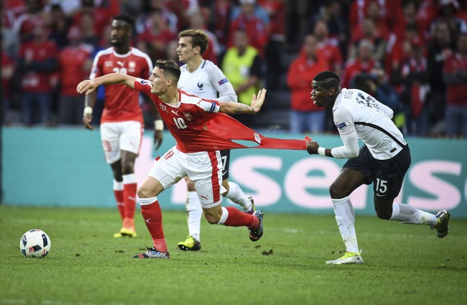 <p>15. Avrupa Futbol Şampiyonası (EURO 2016) A grubunda İsviçre, Fransa ile Lille'deki Stade Pierre Mauroy'da karşılaştı. Fransa takımından Paul Pogba (sağ) bir pozisyonda İsviçreli Granit Xhaka (sol) ile mücadele etti. Mücadele sırasında İsviçreli oyuncunun forması yırtıldı. </p>
