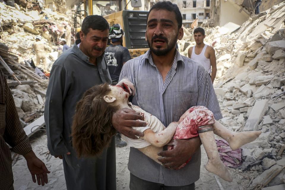 <p>Suriye ordusuna ait savaş uçağının Halep'te Tarik el-Bab semtindeki sivil yerleşim yerine düzenlediği hava saldırısı sonucu yaralananlar, sivil savunma ekipleri ve vatandaşlar tarafından bölgeden uzaklaştırıldı. </p>
