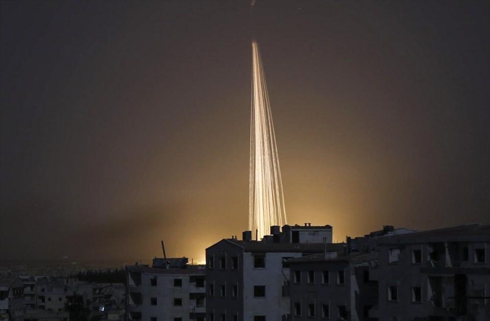 <p>Rus ordusuna ait savaş uçakları, Halep'te muhaliflerin kontrolünde yer alan Kafr Hamra beldesindeki yerleşim yerine hava saldırısı düzenledi. Saldırıda ''fosfor'' bombası kullanıldığı iddia edildi.</p>