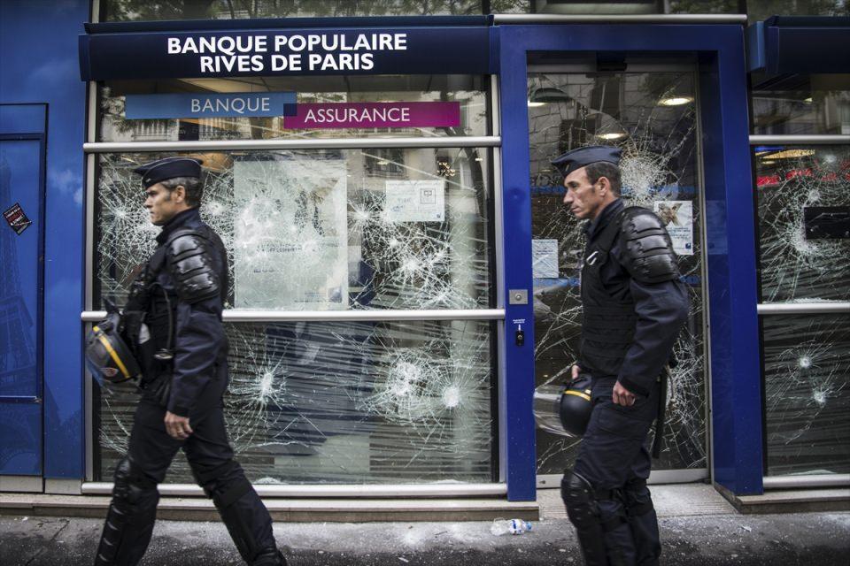 <p>Fransa'da yeni çalışma yasa tasarısını protesto amacıyla demiryolu sektörü, nükleer santraller ile Paris ve civarındaki toplu taşıma araçlarındaki çalışanlar grev yaptı. Grevlere destek amaçlı protesto gösterilerinde başkent Paris'te bazı işyerleri zarar gördü. </p>
