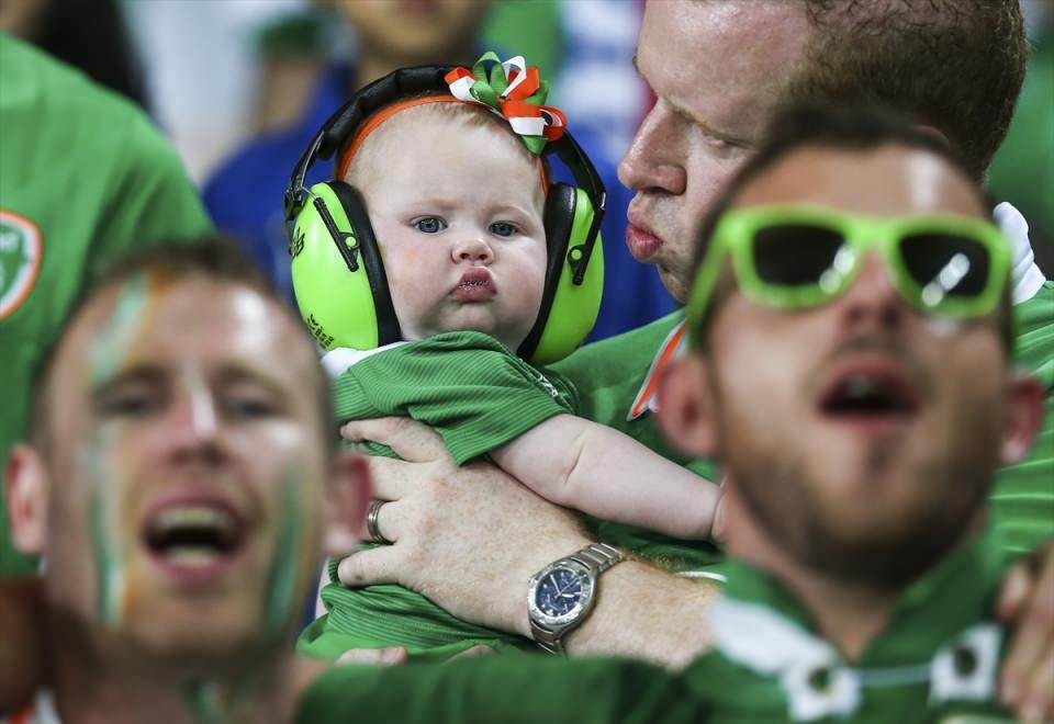 <p>Euro 2016 Avrupa Futbol Şampiyonası E Grubu mücadelesinde İtalya ile İrlanda Cumhuriyeti, Lille'deki Stade Pierre Mauroy'da karşılaştı. İrlanda Cumhuriyeti'nden taraftarlar takımlarına destek verdi. Minik bir taraftara sesten etkilenmemesi için kulaklık takıldı. </p>
