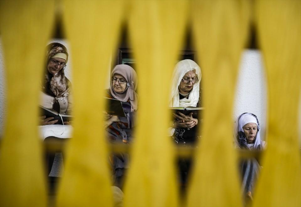 <p>Bosna Hersek'in başkenti Saraybosna'daki camilerde, ramazan aylarındaki mukabele geleneği asırlardır devam ediyor. Saraybosna'daki tarihi Hacı Camisi'nde okunan mukabele ise sadece kadınlara özel olması sebebiyle diğerlerinden ayrılıyor. </p>