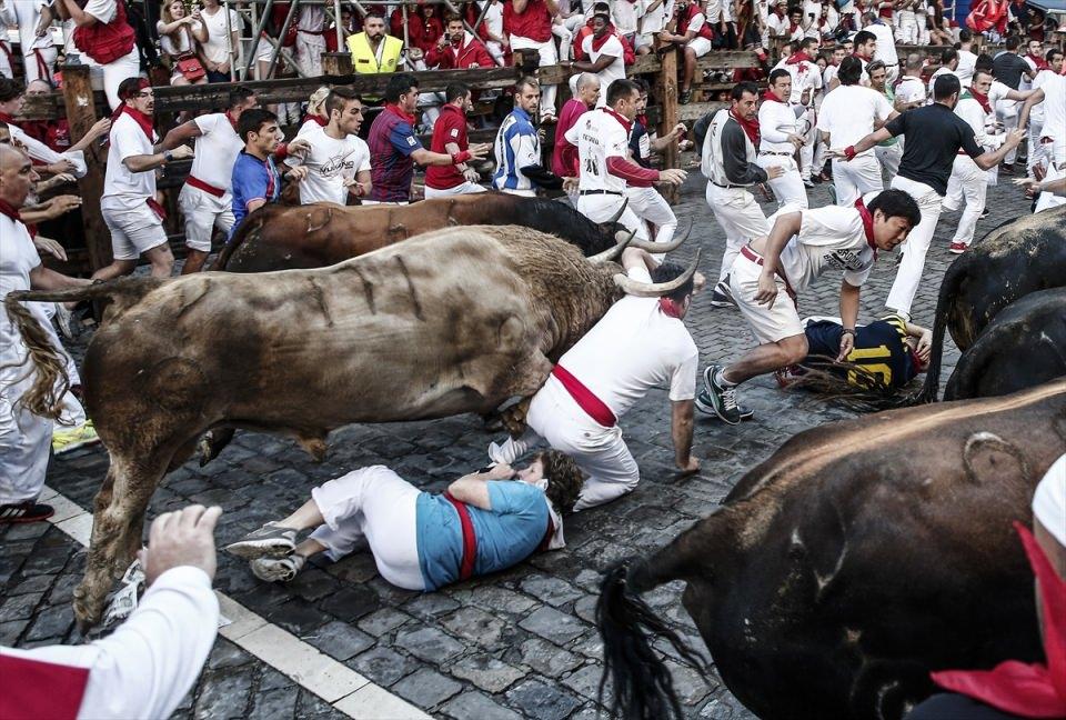 <p>İspanya'nın dünya çapında en ünlü kültürel etkinliklerinden biri olan Pamplona kentindeki San Fermin Festivali'nde insanlarla boğaların sokakta birlikte koştukları etkinlik gerçekleştirildi. Etkiliğe katılıp koşu sırasında düşen bazı katılımcılar yaralandı. </p>
