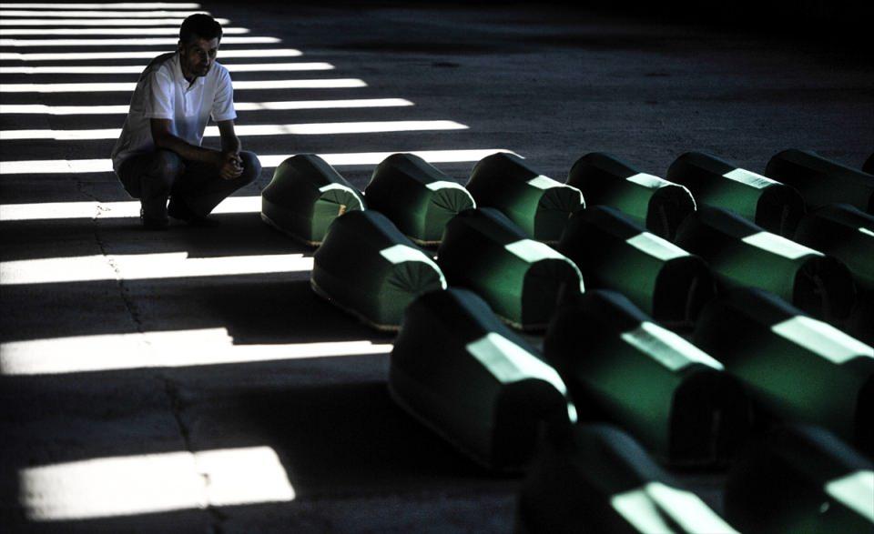 <p>Srebrenitsa soykırımında hayatını kaybeden 127 kurbanın cenazeleri savaş esnasında Birleşmiş Milletler (BM) bünyesinde görev yapan Hollandalı askerlerin üs olarak kullandığı Potoçari eski akümülatör fabrikasından mezarlığa taşındı. Kurban yakınları, cenazelerin taşınması sırasında ve mezarlığa getirilişinin ardından duygusal anlar yaşadı. </p>
