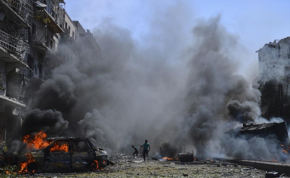 <p>Suriye ve Rus ordusuna ait savaş uçakları, Halep'te yönetim karşıtlarının kontrolündeki Firdevs semtine saldırı düzenledi. Ölü ve yaralıların olduğu saldırıda bölgedeki araç ve binalarda yangın çıktı. </p>