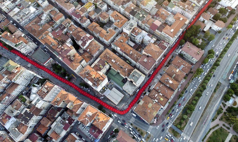 <p> Samsun'da Fetullahçı Terör Örgütü'nün (FETÖ) darbe girişimine tepki amacıyla 1919 metre uzunluğundaki bayrak ile yapılan yürüyüşe 20 bin kişi katıldı. </p>
