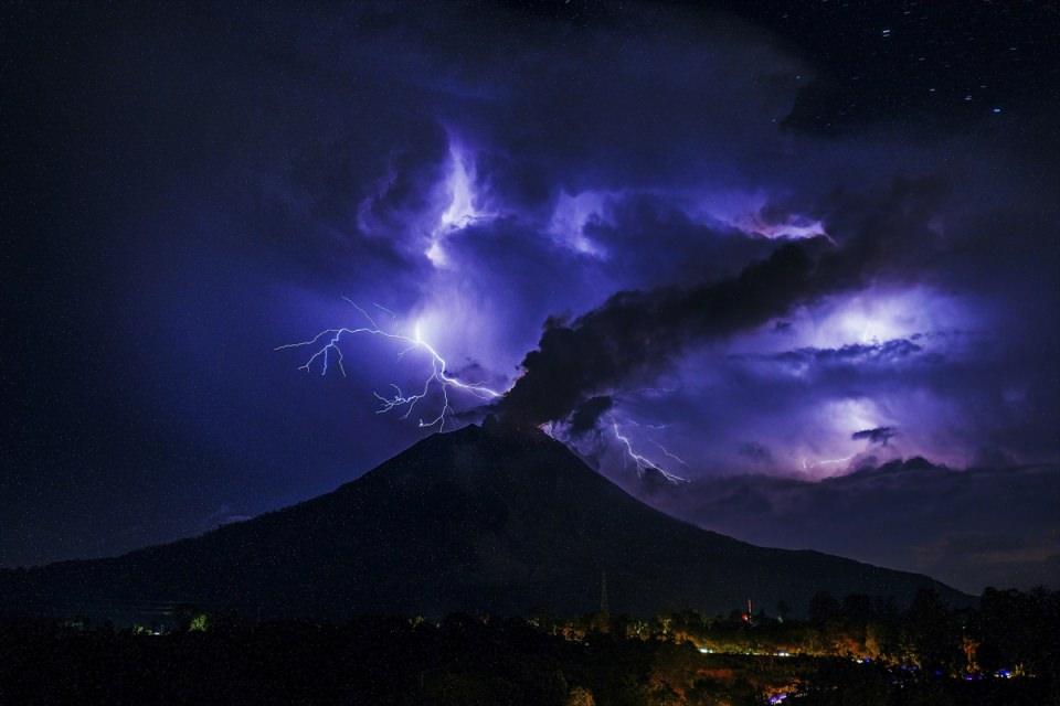 <p>2010 yılında tekrar aktif hale gelen Endonezya'nın Sumatra Adası'nda bulunan Sinabung Yanardağı volkanik aktivitesine devam etti. Sinabung Yanardağı'nda gerçekleşen patlamalar sırasında oluşan bulutlarda çakan şimşekler, Kuzey Sumatra'nın Karo şehrine bağlı Tiga Pancur köyünden görüldü. </p>
