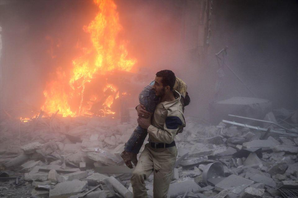 <p>Suriye ordusuna ait bir savaş uçağının, Halep'te muhaliflerin kontrolündeki Ensari semtine düzenlediği hava saldırısı sonucu yaralananlar, sivil savunma ekiplerince sahra hastanelerine kaldırıldı. </p>
