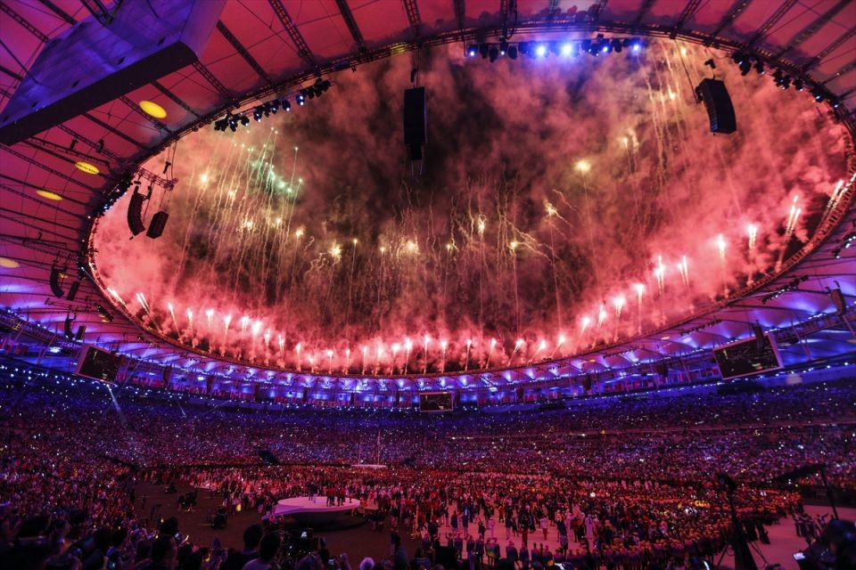<p>2016 Rio Olimpiyat Oyunları, ev sahibi Brezilya'nın kültür ve tarihi ile doğa temalı gösterilere sahne olan açılış töreniyle başladı. Brezilya'nın Rio de Janeiro kentindeki Maracana Stadı'nda gerçekleştirilen törenle, 31. Yaz Olimpiyat Oyunları'nın resmi başlangıcı yapıldı.</p>
