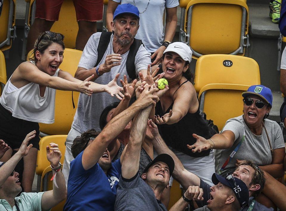 <p>Brezilya'nın Rio De Janeiro kentinde yapılan Rio 2016 Yaz Oyunlarında kadınlar teniste Amerikanı tenisçi Serena Williams ile Avustralyalı raket Daria Gavrilova karşılaştı. Maç sonu Serena Williams seyircilere tenis topu fırlatırken sporseverler topu kapmak için mücadele etti. </p>
