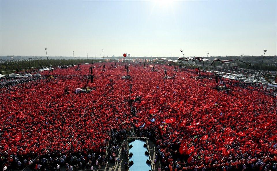 <p>Cumhurbaşkanlığı himayesinde, İstanbul Valiliği ve İstanbul Büyükşehir Belediyesi desteğiyle düzenlenen "Demokrasi ve Şehitler Mitingi" Yenikapı Miting Alanı’nda gerçekleştirildi. </p>
