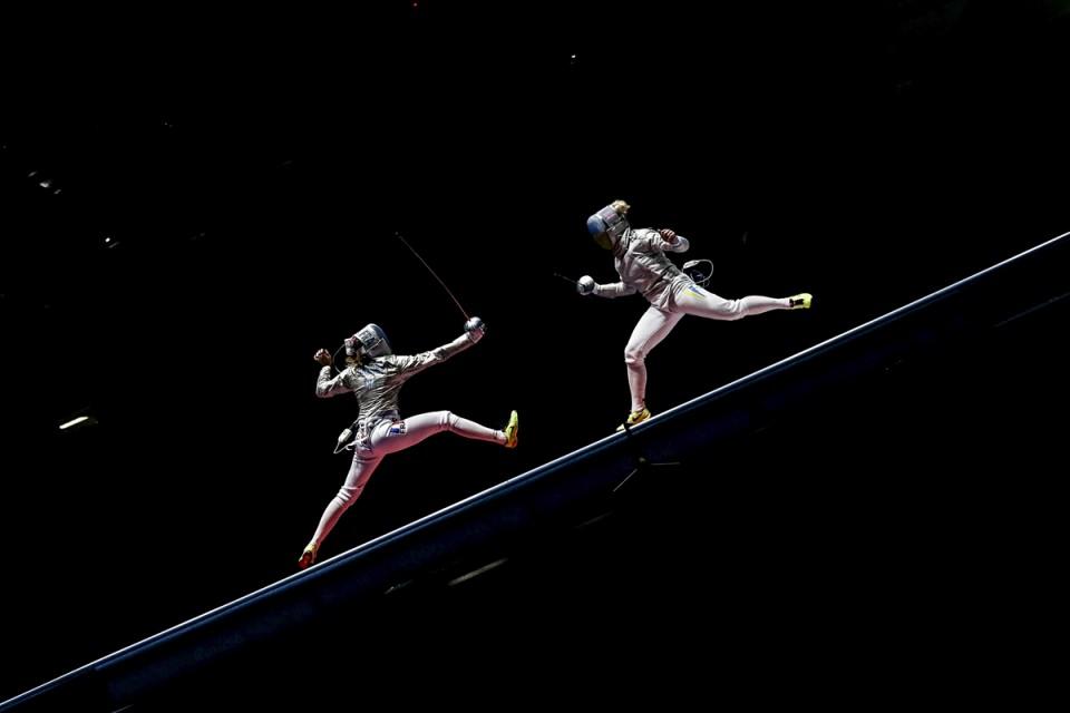 <p>Brezilya'nın Rio De Janeiro kentinde yapılan Rio 2016 Yaz Oyunlarında kadınlar eskrimde Ukraynalı sporcu Olga Kharlan (sağda), Fransız Eskrimci Manon Brunet'i (solda) yenerek bronz madalya kazandı. </p>
