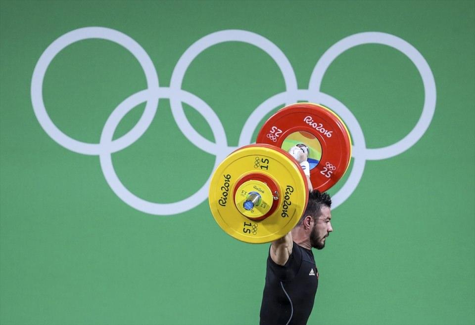 <p>Brezilya'nın Rio De Janeiro kentinde yapılan Rio 2016 Yaz Oyunlarında erkekler 69 kiloda milli halterci Daniyar İsmailov podyuma çıktı. </p>

