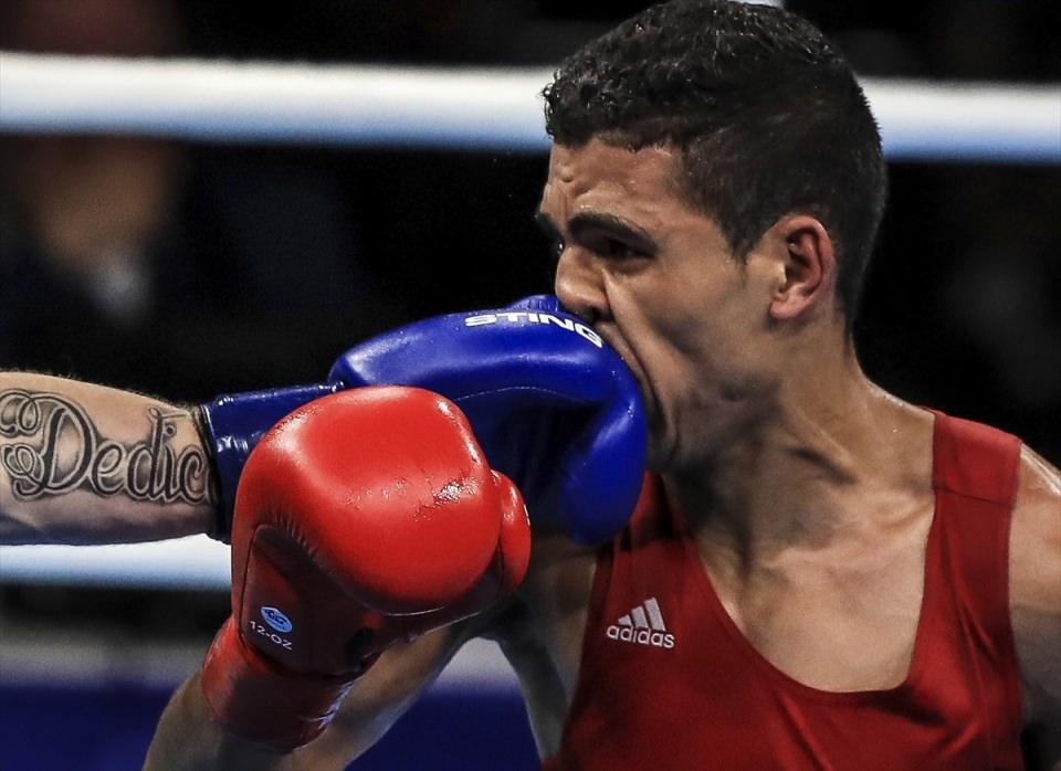 <p>Brezilya'nın Rio De Janeiro kentinde yapılan Rio 2016 Yaz Oyunlarında erkekler boks 69 kiloda Faslı boksör Mohammed Rabii (fotoğrafta) ile İrlandalı Gerard Steven Donelly karşılaştı. </p>
