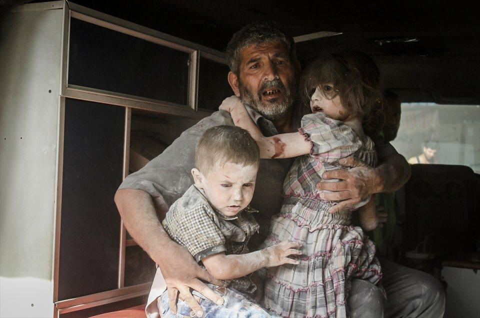 <p>Suriye ordusunun Şam'ın Doğu Guta bölgesindeki muhaliflerin denetiminde yer alan Duma ilçesinde yerleşim yerine düzenlediği saldırıda yaralananlar, ambulansla bölgedeki sahra hastanesine götürüldü. </p>

