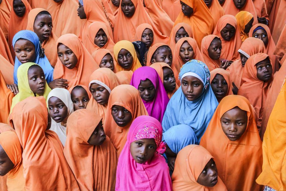 <p>Türkiye Diyanet Vakfı, Tanzanya’nın özerk bölgesi Zanzibar'da Tumbatu adasındaki Müslümanlara teknelerle kurban eti ulaştırdı. Vakıf yetkililerini adada Kur'an kursunda eğitim gören öğrenciler ilahilerle karşıladı.</p>
