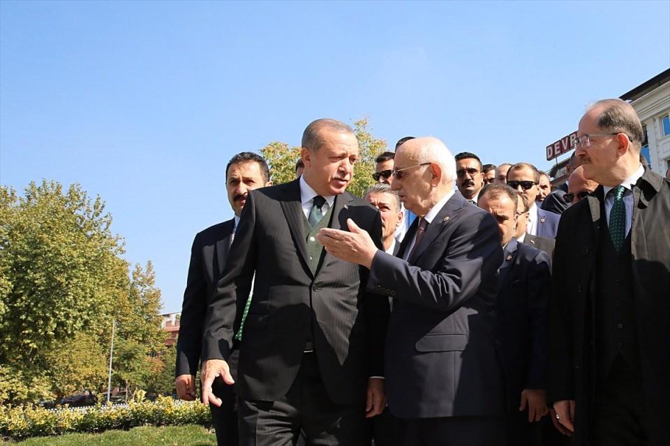 <p>Cumhurbaşkanı Recep Tayyip Erdoğan, cuma namazını bugün açılışı gerçekleştirilen Ulus'taki Melike Hatun Camisi'nde kıldı. Cumhurbaşkanı Erdoğan'a TBMM Başkanı İsmail Kahraman da eşlik etti.</p>
<p> </p>
